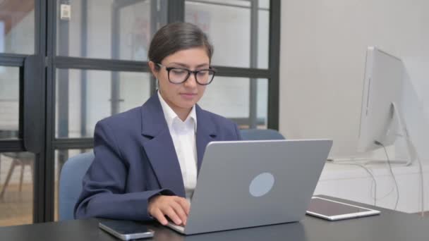 Pouce vers le bas par Indian Businesswoman en utilisant un ordinateur portable - Séquence, vidéo