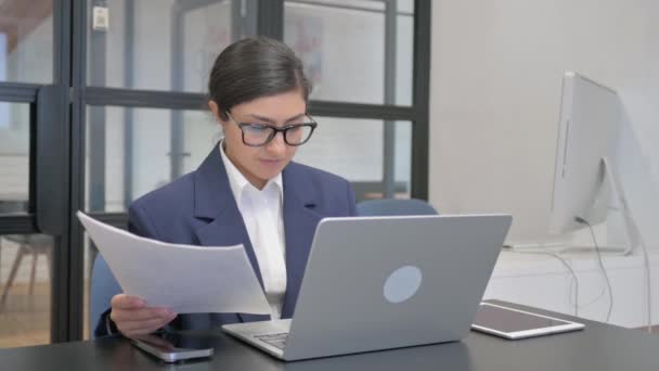 Papaerwork de Indian Businesswoman Usando Laptop - Imágenes, Vídeo