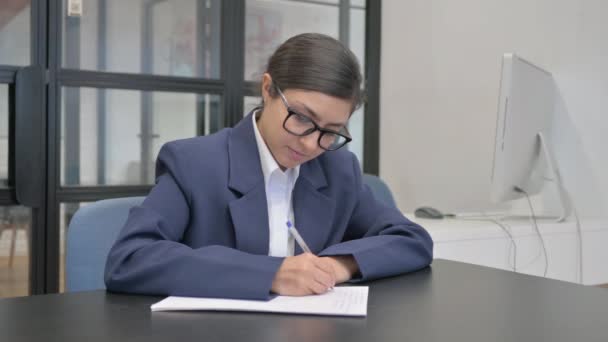 Індійська бізнес-леді Написання листа в офісі - Кадри, відео