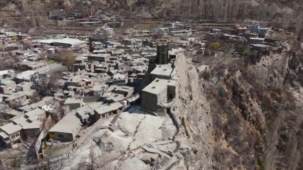 Ősi Altit erőd Karimabadban, Hunza Valley Gilgit Baltistan-ban, Pakisztánban - légi drónlövés. Kiváló minőségű 4k felvételek - Felvétel, videó