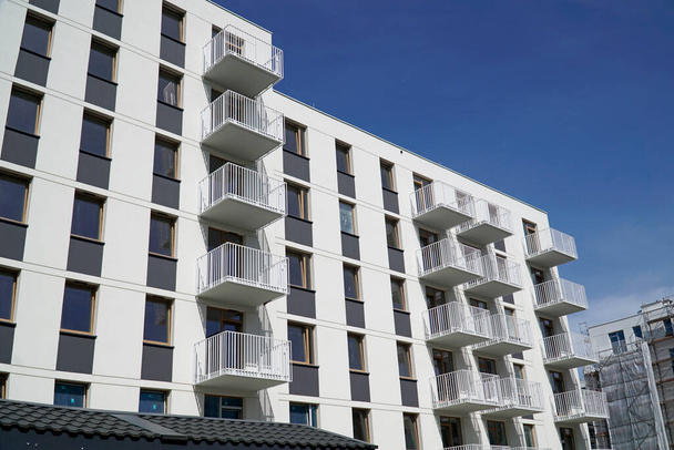 Varšava, Polsko, 3. května 2024 - Moderní obytná budova s balkony. Koncept nemovitostí a bytové výstavby. - Fotografie, Obrázek