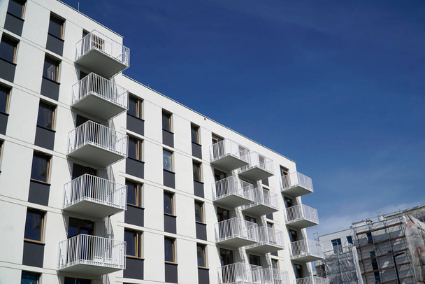 Varsovia, Polonia, 3 de mayo de 2024 - Moderno edificio residencial con balcones. Concepto de cuestiones inmobiliarias y de vivienda. - Foto, imagen
