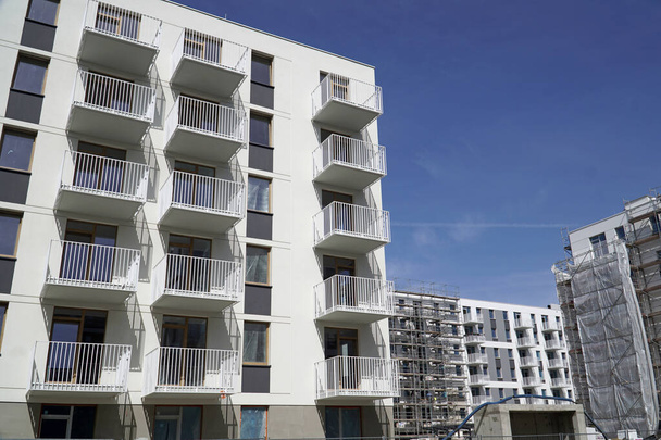 Varsovia, Polonia, 3 de mayo de 2024 - Moderno edificio residencial con balcones. Concepto de cuestiones inmobiliarias y de vivienda. - Foto, imagen