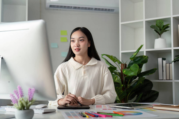 Aasialainen nainen graafinen suunnittelija työskentelee kotona toimistossa. Taiteilija luova suunnittelija kuvittaja graafinen taito käsite. - Valokuva, kuva