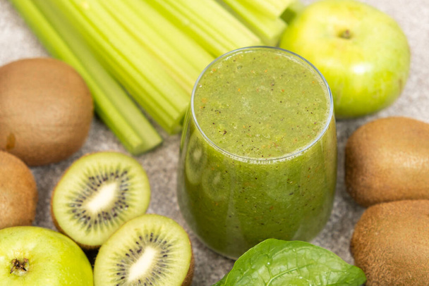 Batido verde con kiwi, manzanas, apio, espinacas, un plato de alimentos naturales saludables. - Foto, Imagen
