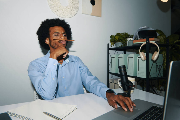 Скучный офисный менеджер играет с карандашом вместо работы - Фото, изображение