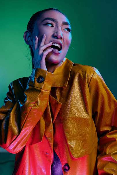 緑の女性の鮮やかなネオン ディスコの若い軽い皮の美の構造クラブのファッション スタジオ アジアの多彩な女性の流行の女性黄色 - 写真・画像