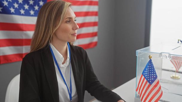 Una joven rubia en un entorno profesional con un fondo de bandera americana, simbolizando un ambiente electoral. - Foto, imagen