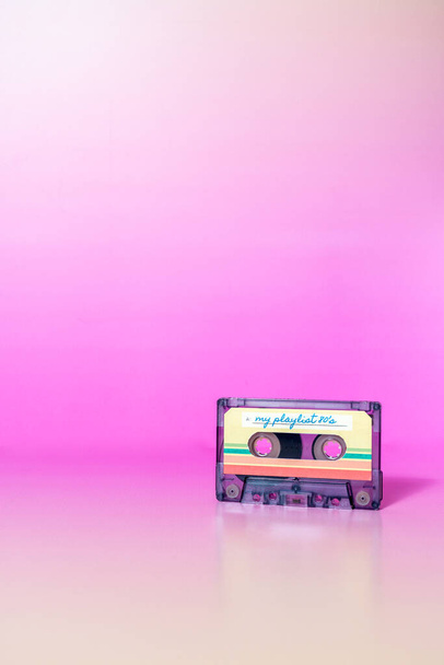 Transparente Audiokassette mit meinem Playlist-Etikett auf fuchsiafarbenem Hintergrund. - Foto, Bild