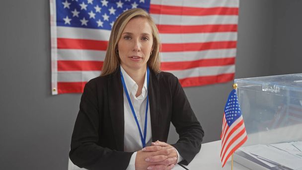 Портрет молодой блондинки в помещении с американским флагом, символизирующий окружение коллегии выборщиков или центра голосования. - Фото, изображение