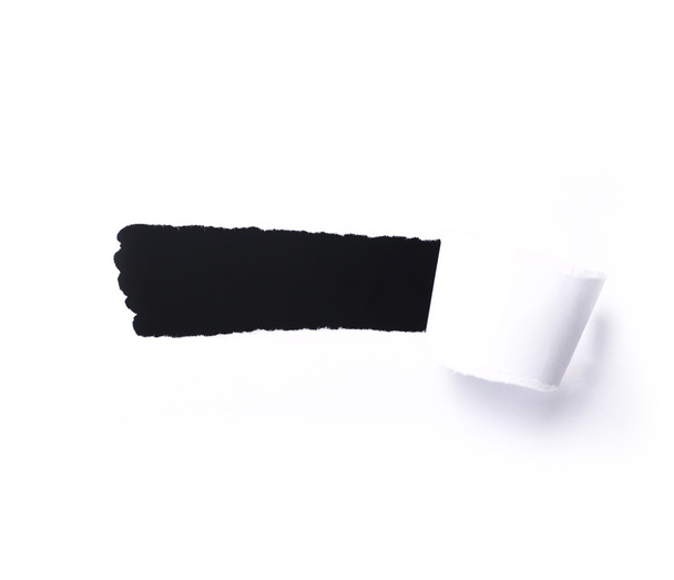 closeup της μια σκοτεινή τρύπα σε λευκό χαρτί  - Φωτογραφία, εικόνα