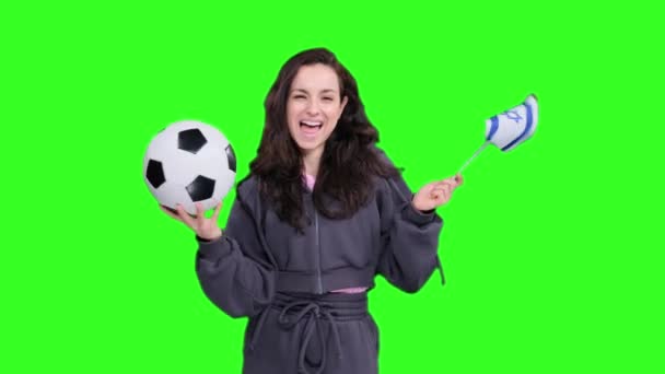 Gelukkig vrouwelijke fan met Israëlische vlag houden van een voetbal tijdens het vieren en schreeuwen doel op groen geïsoleerde - Video