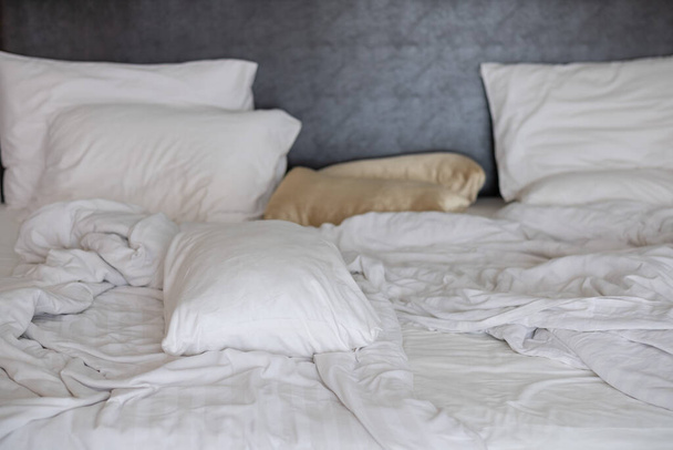sfondo letto bianco, dopo il sonno, sporco essere - Foto, immagini