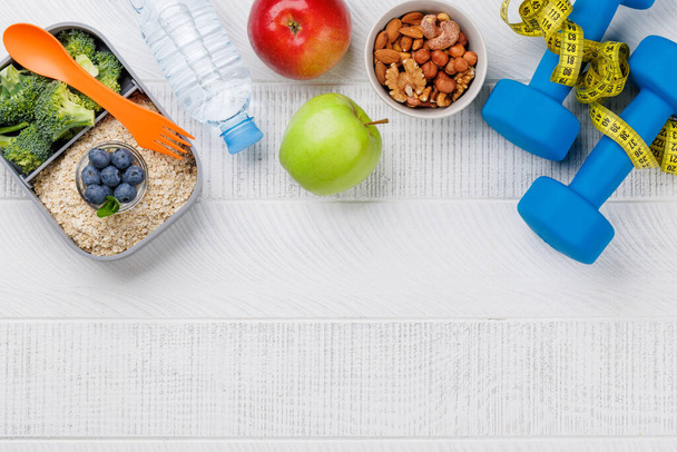Alimentos saudáveis e itens de fitness. Flat lay com espaço de cópia - Foto, Imagem