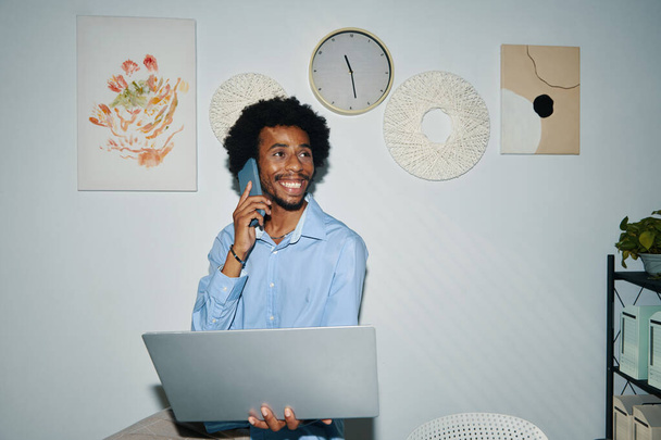 Retrato de empresario negro emocionado hablando por teléfono - Foto, Imagen