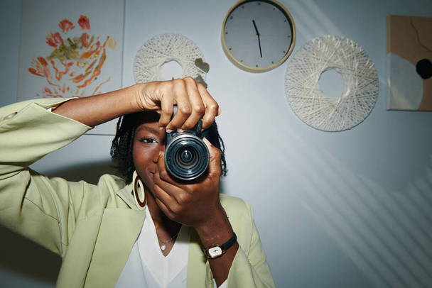 Mujer joven creativa disfrutando de tomar fotos - Foto, Imagen