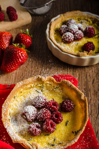 Lemon tart with rosemary and berries - Foto, Imagen