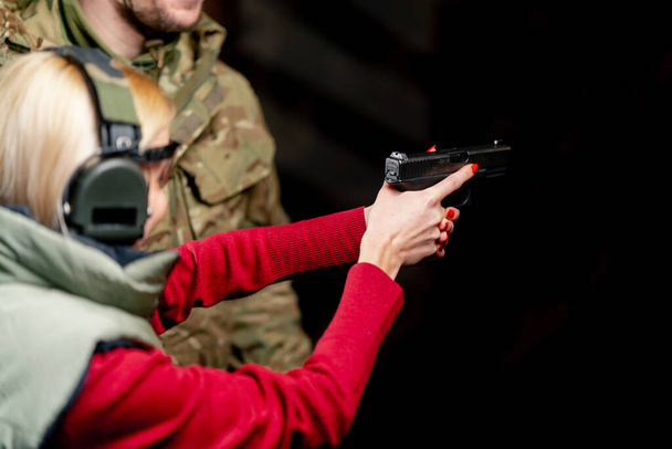 Auf einem professionellen Schießstand beherrscht der Soldat die Technik des ersten Schusses mit der Pistole - Foto, Bild