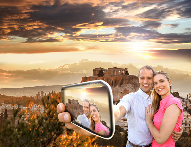 Пара беручи selfie проти Парфенон храму на Акрополь в Афінах, Греція - Фото, зображення
