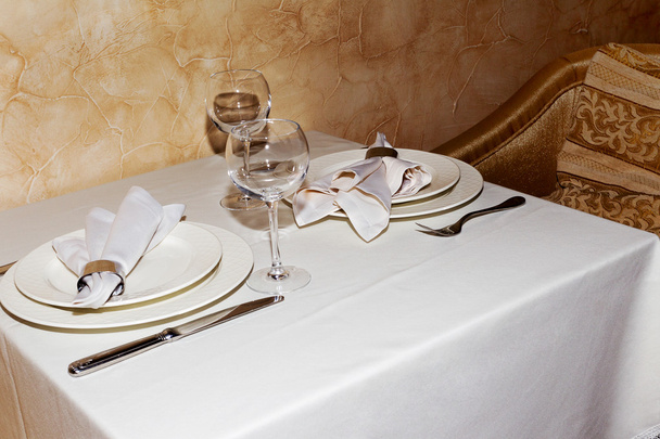 Elegant table setting with cutlery under natural light, as a blank for a point of stage design. - Foto, immagini