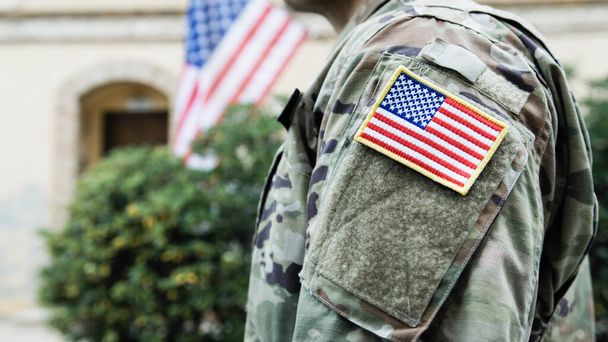 General Instills Valor В Американський військовослужбовець з прапором за його службу. - Фото, зображення