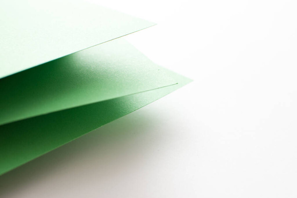 緑と白の3d抽象的な色の紙の背景,閉じる - 写真・画像