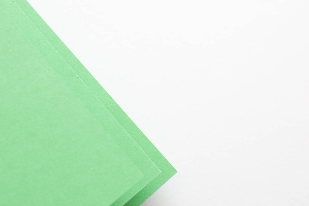 緑と白の幾何学色の紙の背景,コピースペース - 写真・画像