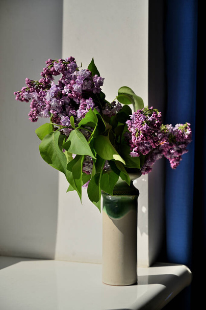 kytice krásných šeříkových květin ve váze - Fotografie, Obrázek