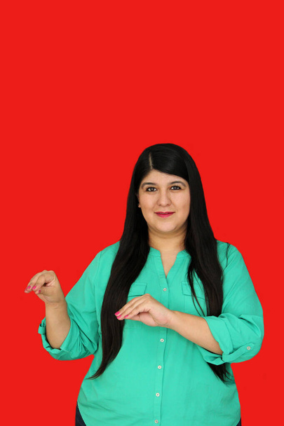 La donna latina di 30 anni comunica con le persone con disabilità uditive in modo inclusivo utilizzando il linguaggio dei segni messicano - Foto, immagini