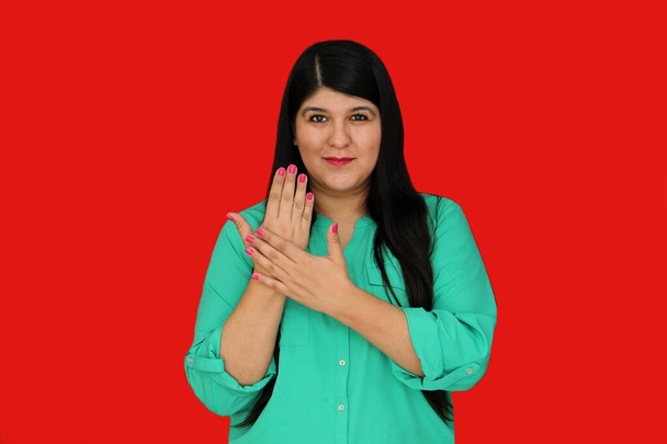 Mujer latina de 30 años de edad se comunica con personas con discapacidad auditiva de una manera inclusiva utilizando el lenguaje de señas mexicano - Foto, Imagen