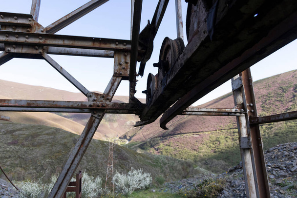 廃棄された古代の建物の産業石炭鉱業からの信頼できる金属製の鉄の車輪. - 写真・画像