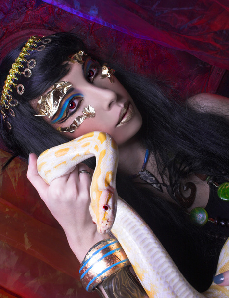 Woman with snake. - Foto, Bild