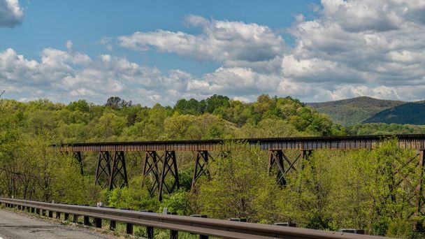 Compton Railroad Bridge sijaitsee Compton, Page County, Virginia, Yhdysvallat Norfolk Southern Railroad over Dry Run - Compton Creek - Valokuva, kuva