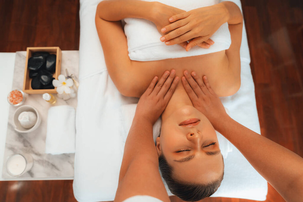 Панорама зверху жінка клієнт насолоджується розслабляючим антистресовим спа-масажем і бродить з дозвіллям краси шкіри відпочинку в денному легкому навколишньому салоні спа в розкішному курорті або готелі. Тихіше - Фото, зображення