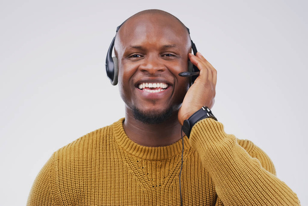 Afrikaner, Portrait und Studio mit Headset für Kundendienst oder Call Center, Lächeln zur Kommunikation. Männliche Person, weißer Hintergrund und Mikrofon mit Glück für Chat oder Telemarketing. - Foto, Bild