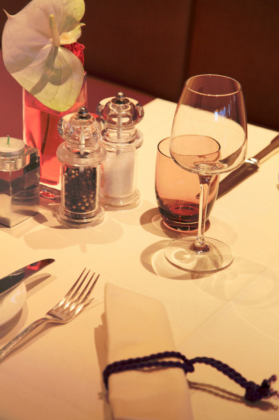 Restaurant tafel met servet en wijnglas - Foto, afbeelding