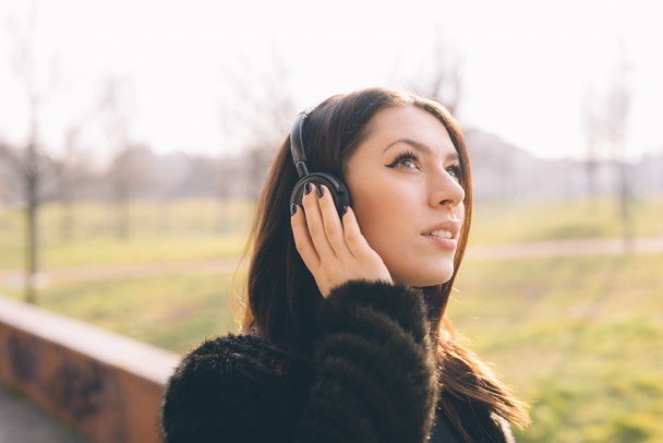junge schöne Frau hört Musik mit Kopfhörern - Foto, Bild