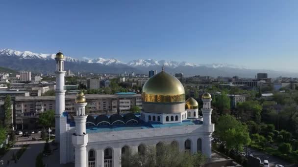 Widok z kwadrat centralny meczet kazachski miasto Алмах na wiosenny dzień - Materiał filmowy, wideo
