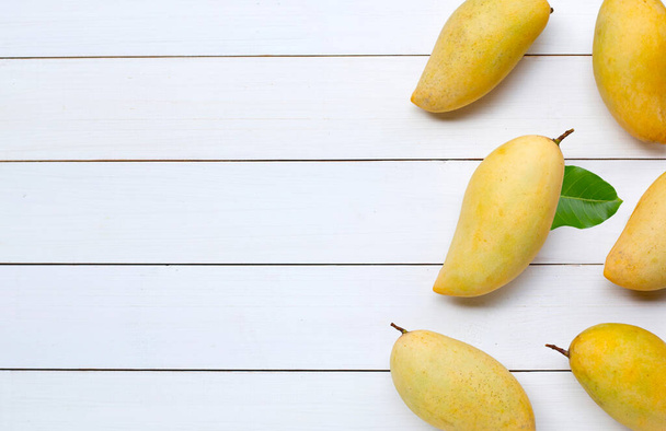 Tropik meyve, beyaz ahşap arka planda mango.. - Fotoğraf, Görsel