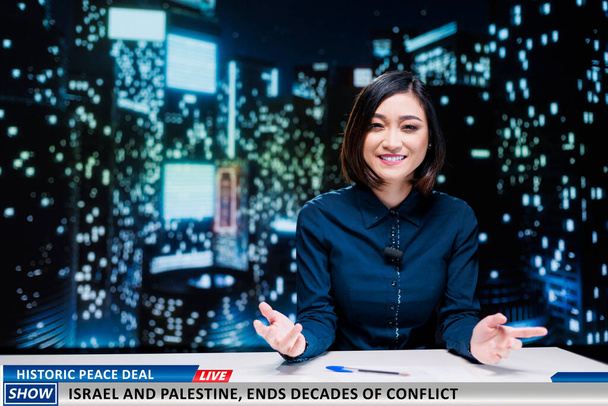 Vrouw meldt historische vredesakkoord tussen Israël en Palestina, landen in oorlog voor decennia eindelijk beëindigen bloedige conflict. TV verslaggever presenteren akkoord ondertekend door beide landen, gelukkig moment. - Foto, afbeelding