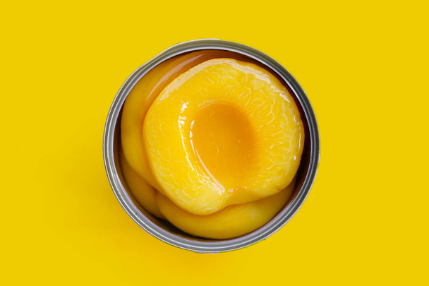 Персиковая половинка сиропа. Фруктовые десерты - Фото, изображение