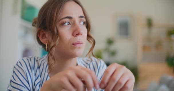 Una imagen conmovedora que captura a una mujer de negocios deprimida sosteniendo un bolígrafo en sus manos, reflejando profunda tristeza y confusión emocional. Ilustra los desafíos y la tensión emocional de la vida profesional - Imágenes, Vídeo
