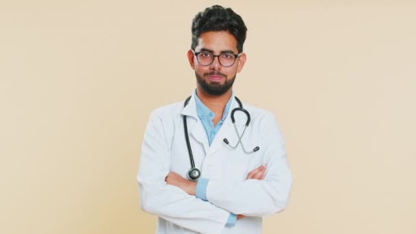 Tak, dobry pomysł. Indyjski młody lekarz kardiolog człowiek aprobuje sugestię, trzęsąc głową z aprobatą, zadowolony z dobrej jakości pracy, jak propozycja, opinie. Arabian facet izolowany na beżowym tle - Materiał filmowy, wideo