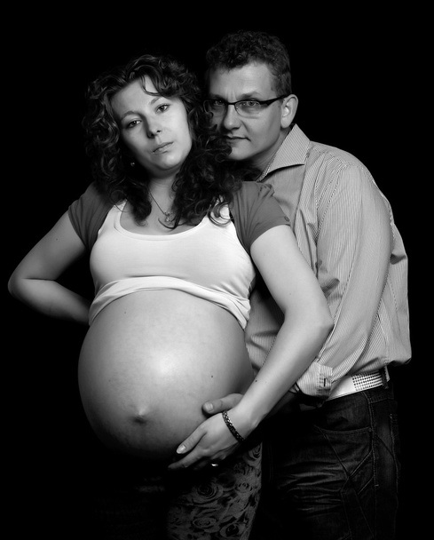 若い魅力的なカップル:妊娠中の母親と幸せな父親 - 写真・画像