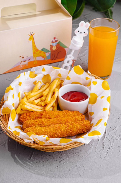 Barevné dětské jídlo s kuřetem, hranolky a džusem, doprovázené malým autíčkem - Fotografie, Obrázek
