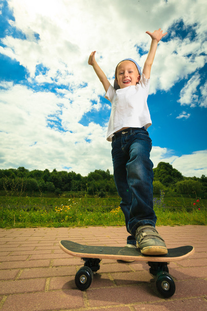 Little boy skateboarding. - Фото, зображення