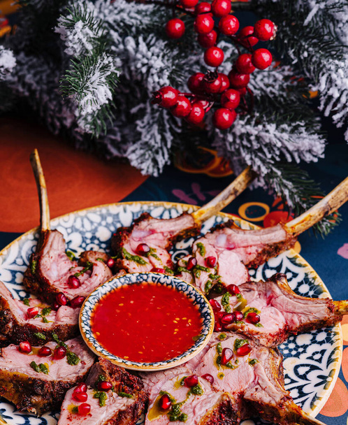 Gourmet porción de costillas de cordero asado con salsa de granada picante, cena de vacaciones configuración temática - Foto, imagen