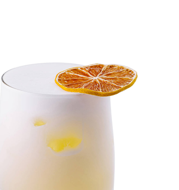 Παγωμένο κρύο ποτό λεμονάδα γαρνιρισμένο με αποξηραμένο πορτοκαλί τροχό, απομονωμένο σε λευκό - Φωτογραφία, εικόνα