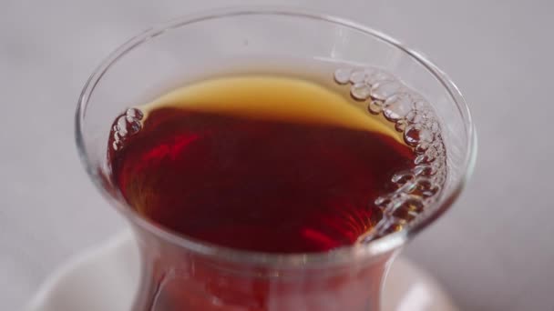 Παραδοσιακό τούρκικο τσάι σε λευκό τραπέζι  - Πλάνα, βίντεο
