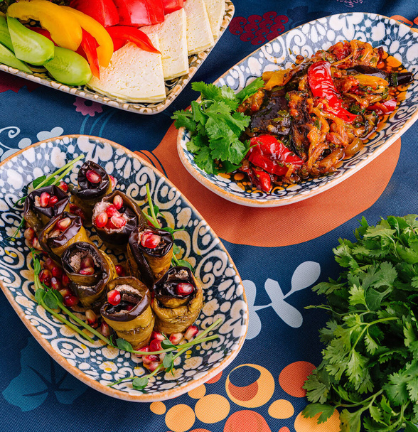 装飾的なテーブルクロスに配置された地中海料理の鮮やかな料理 - 写真・画像